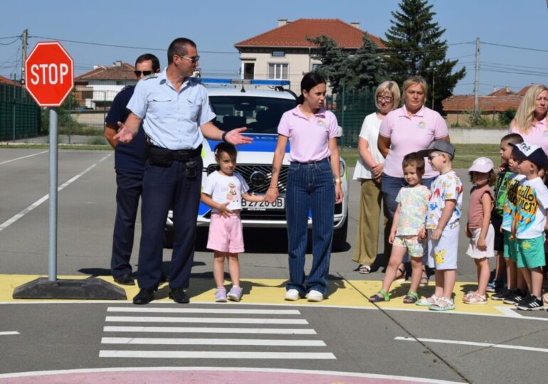 Безопасно лято: Полицаи влязоха в ролята на учители за децата от Маноле (СНИМКИ)