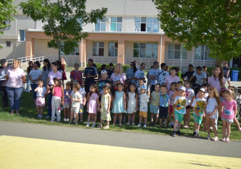 Безопасно лято: Полицаи влязоха в ролята на учители за децата от Маноле (СНИМКИ)