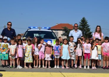 Безопасно лято: Полицаи влязоха в ролята на учители за децата от Маноле (СНИМКИ)