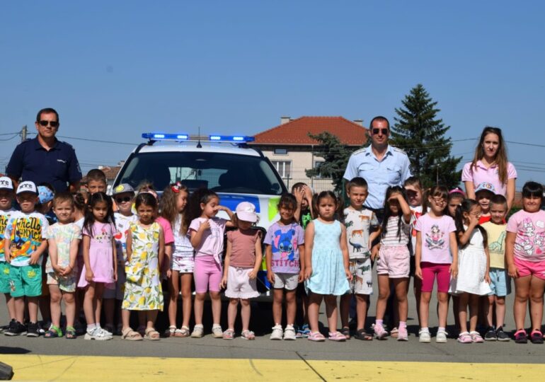 Безопасно лято: Полицаи влязоха в ролята на учители за децата от Маноле (СНИМКИ)