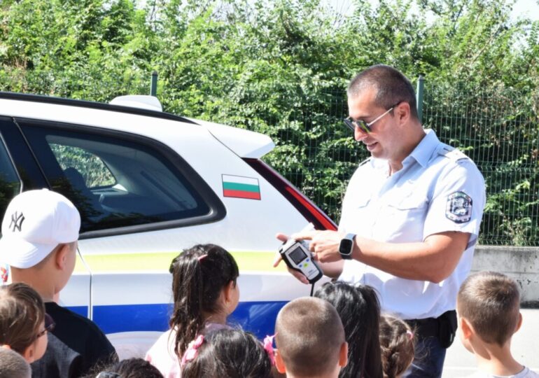 Безопасно лято: Полицаи влязоха в ролята на учители за децата от Маноле (СНИМКИ)