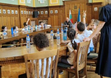 Ученици от ЧОУ „Искра“ гостуваха на кмета на Пловдив (СНИМКИ)