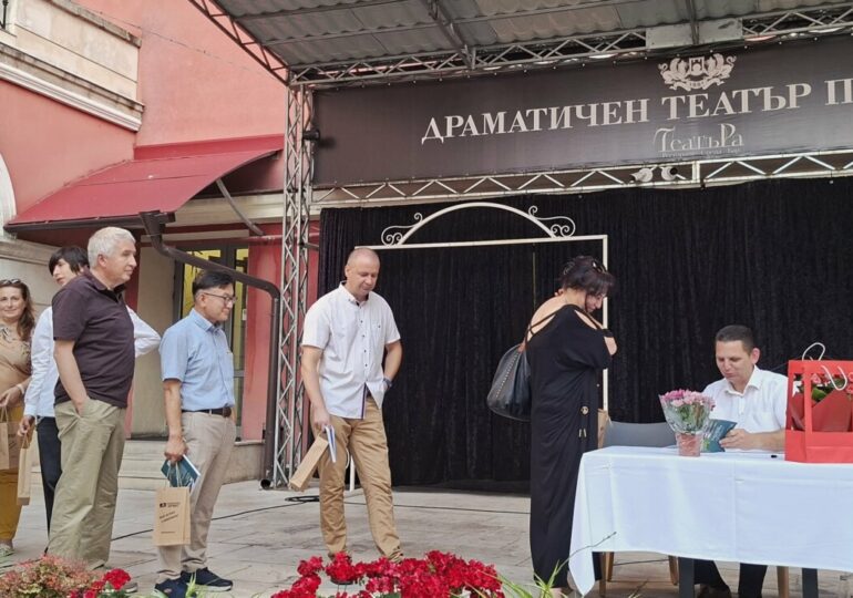 Премиерата на „Хиляда жерава“ на доц. Атанас Владиков събра почитатели на Япония в Драматичния театър в Пловдив (СНИМКИ) 13 Премиерата на „Хиляда жерава“ на доц. Атанас Владиков събра почитатели на Япония в Драматичния театър в Пловдив (СНИМКИ)