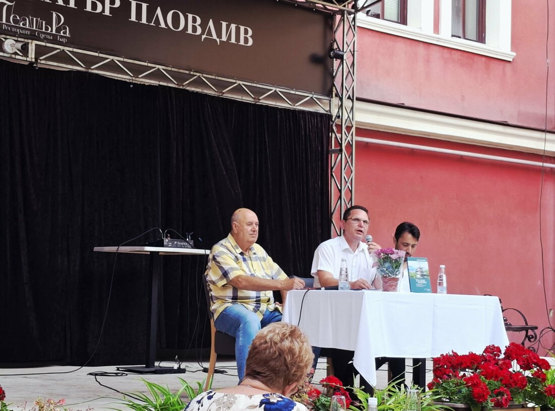 Премиерата на „Хиляда жерава“ на доц. Атанас Владиков събра почитатели на Япония в Драматичния театър в Пловдив (СНИМКИ) 2 Премиерата на „Хиляда жерава“ на доц. Атанас Владиков събра почитатели на Япония в Драматичния театър в Пловдив (СНИМКИ)