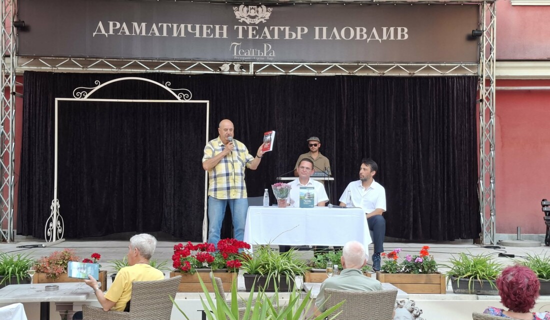 Премиерата на „Хиляда жерава“ на доц. Атанас Владиков събра почитатели на Япония в Драматичния театър в Пловдив (СНИМКИ) 3 Премиерата на „Хиляда жерава“ на доц. Атанас Владиков събра почитатели на Япония в Драматичния театър в Пловдив (СНИМКИ)
