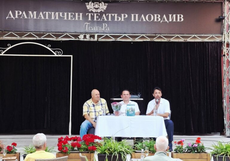 Премиерата на „Хиляда жерава“ на доц. Атанас Владиков събра почитатели на Япония в Драматичния театър в Пловдив (СНИМКИ) 10 Премиерата на „Хиляда жерава“ на доц. Атанас Владиков събра почитатели на Япония в Драматичния театър в Пловдив (СНИМКИ)