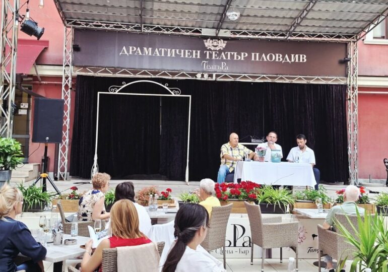 Премиерата на „Хиляда жерава“ на доц. Атанас Владиков събра почитатели на Япония в Драматичния театър в Пловдив (СНИМКИ) 9 Премиерата на „Хиляда жерава“ на доц. Атанас Владиков събра почитатели на Япония в Драматичния театър в Пловдив (СНИМКИ)