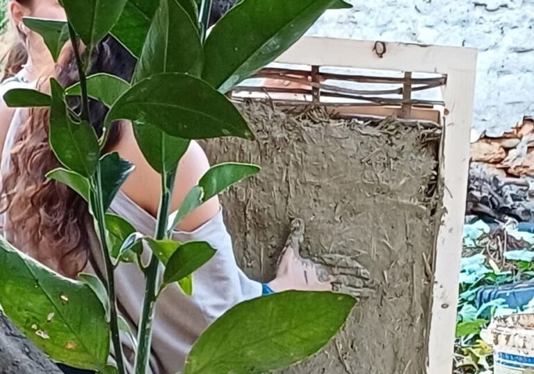 Специалист в естественото строителство разкрива майсторство на земни мазилки в Малтепе (СНИМКИ)