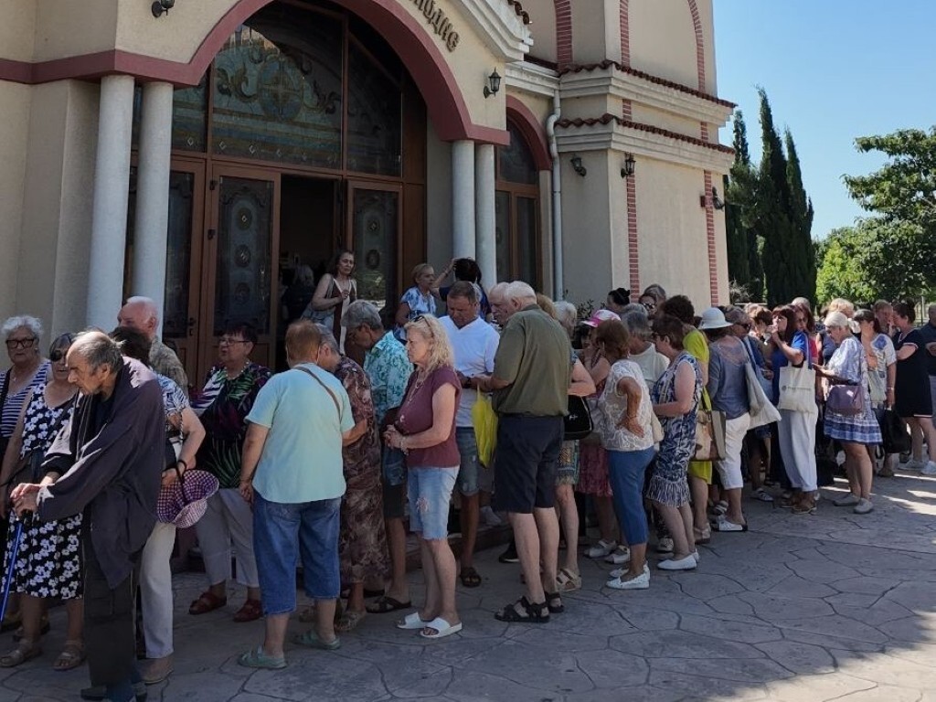 Курбан за здраве по случай Петровден събра миряни в храм „Свето Преображение Господне“ в район „Тракия“ (СНИМКИ)
