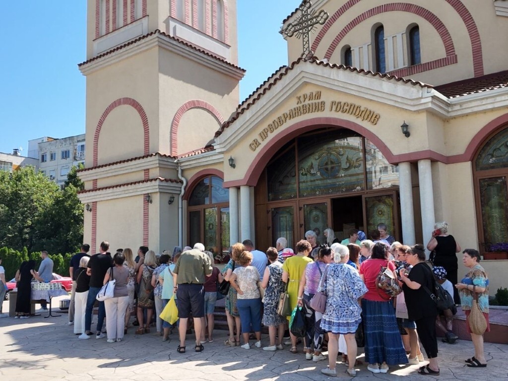 Курбан за здраве по случай Петровден събра миряни в храм „Свето Преображение Господне“ в район „Тракия“ (СНИМКИ)