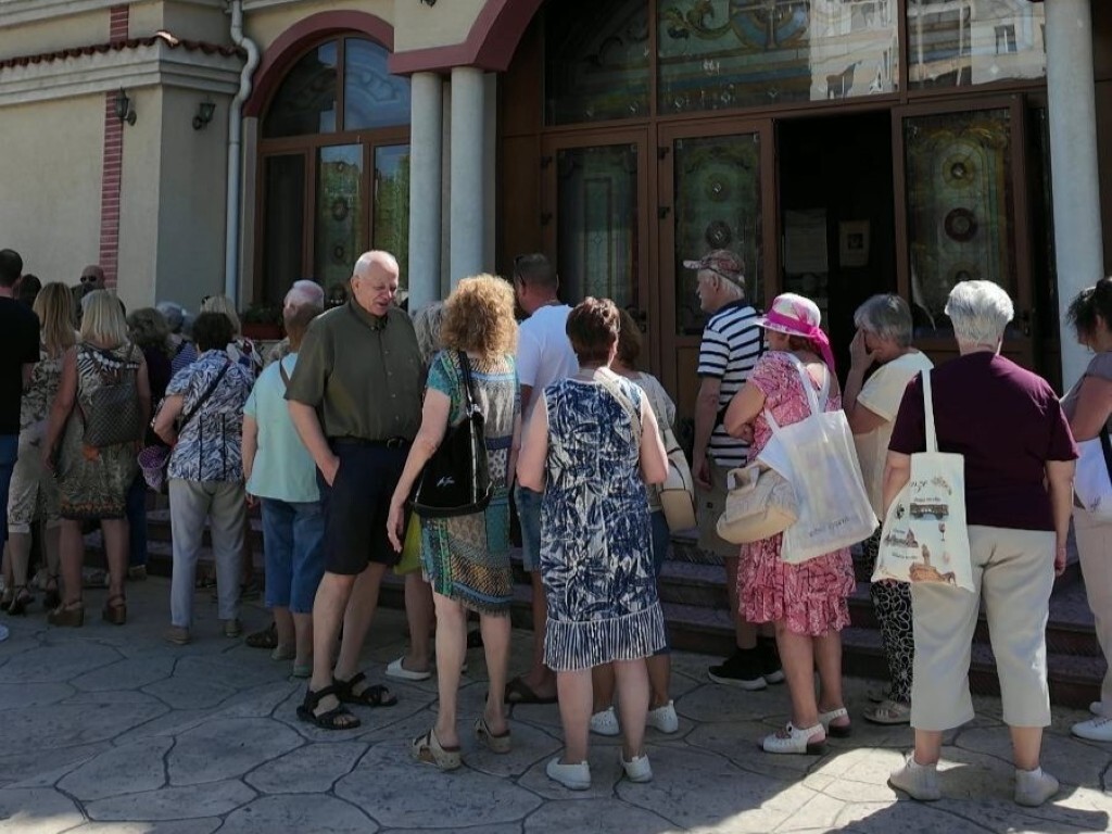 Курбан за здраве по случай Петровден събра миряни в храм „Свето Преображение Господне“ в район „Тракия“ (СНИМКИ)