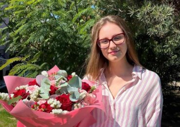 Петя Апостолова спечели конкурса за стихосбирка „#ДО 40“ с „В плитчините на сърцето“
