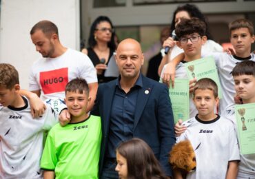 Кметът Костадин Димитров награди ученици с национални отличия от ОУ „Душо Хаджидеков“ (ГАЛЕРИЯ)