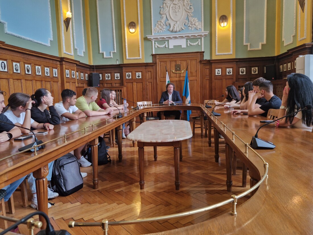 Ученици доброволци в кампанията „Пловдив – град на доброто“ посетиха общината (СНИМКИ)