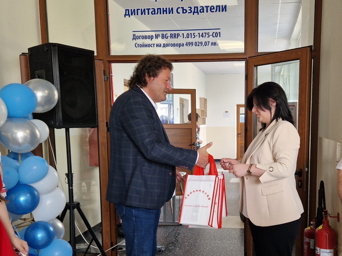 Заместник-кметът Николай Бухалов откри нова STEM зона в Професионалната гимназия по електроника и електротехника (СНИМКИ)