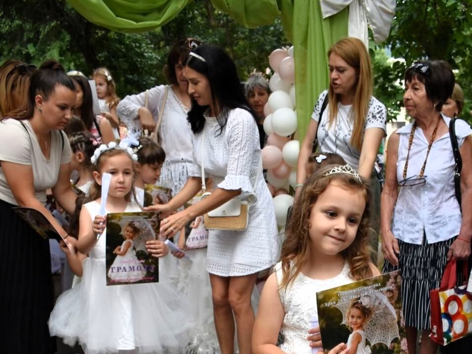 На Еньовден: Асеновград бе озарен от стотици малки красиви калинички (ГАЛЕРИЯ)
