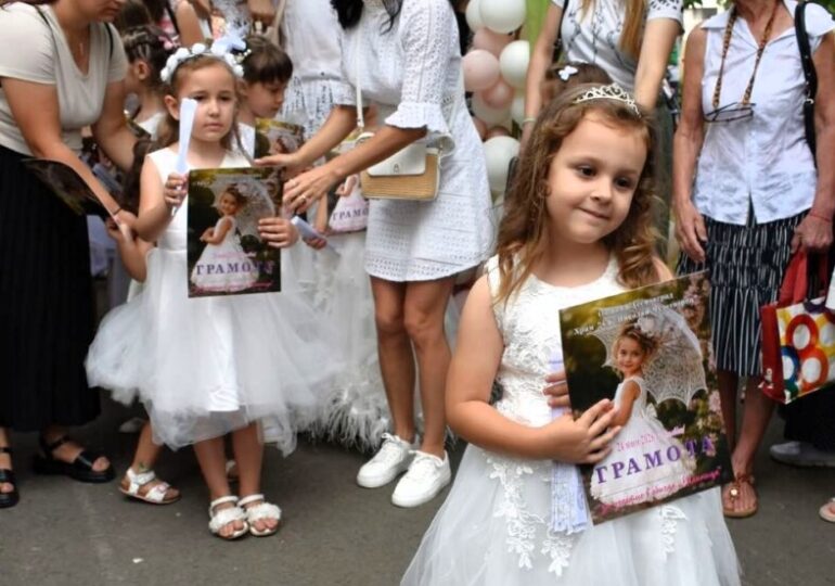 На Еньовден: Асеновград бе озарен от стотици малки красиви калинички (ГАЛЕРИЯ)