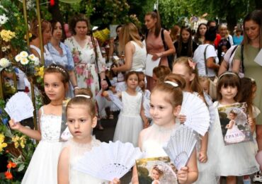 На Еньовден: Асеновград бе озарен от стотици малки красиви калинички (ГАЛЕРИЯ)