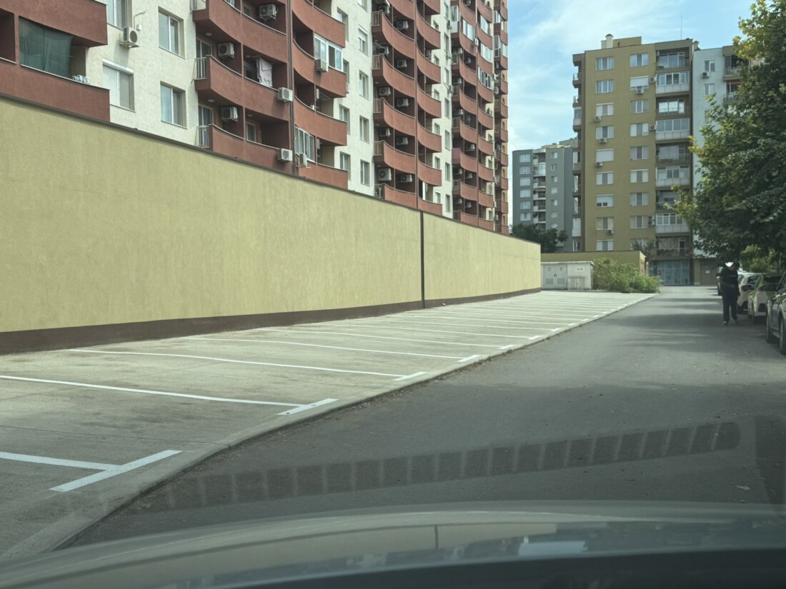 Обновяват пътната маркировка в пловдивския район „Тракия“ (ГАЛЕРИЯ)