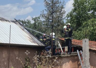 Огнеборци спасиха къща в Асеновград, пожарът тръгнал от комин