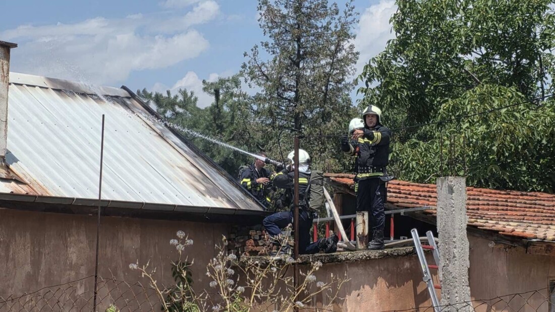 Огнеборци спасиха къща в Асеновград, пожарът тръгнал от комин