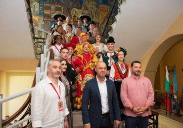 Кметът Костадин Димитров посрещна участниците в 30-ия Международния фолклорен фестивал в Пловдив (ГАЛЕРИЯ)