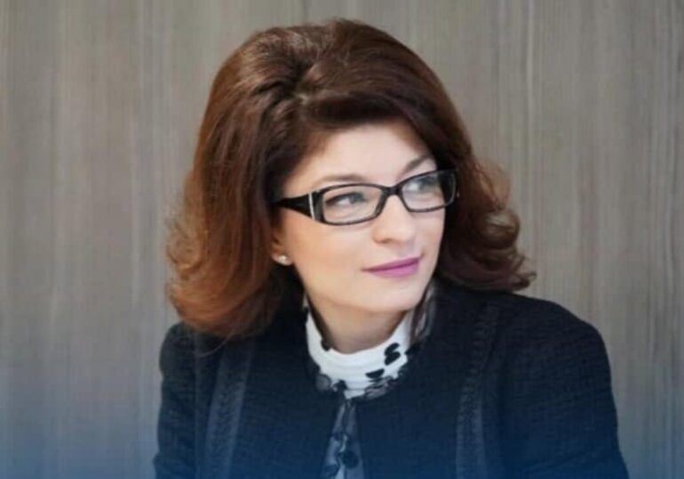 "Тези удостоверения опровергават изнесените неверни твърдения: Десислава Атанасова показа нови документи за пътуванията си