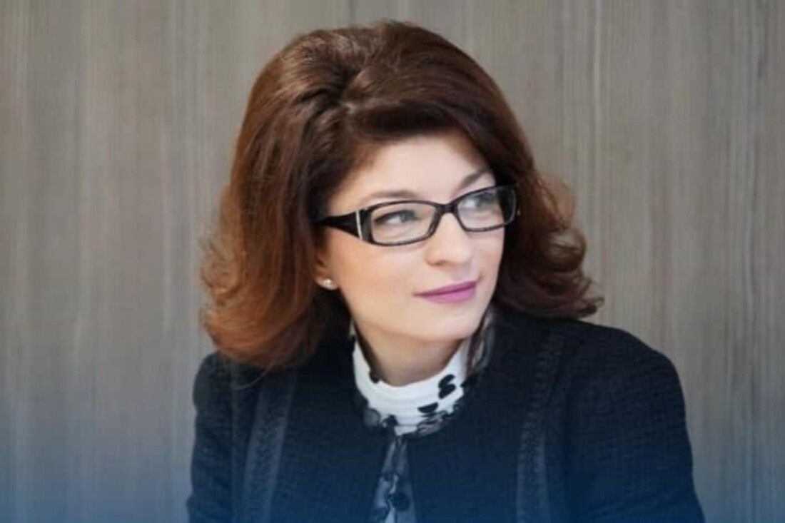„Тези удостоверения опровергават изнесените неверни твърдения: Десислава Атанасова показа нови документи за пътуванията си