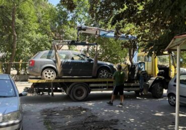 Акция по премахване на излезли от употреба автомобили в "Източен" (СНИМКИ)