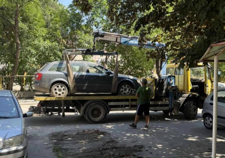 Акция по премахване на излезли от употреба автомобили в "Източен" (СНИМКИ)