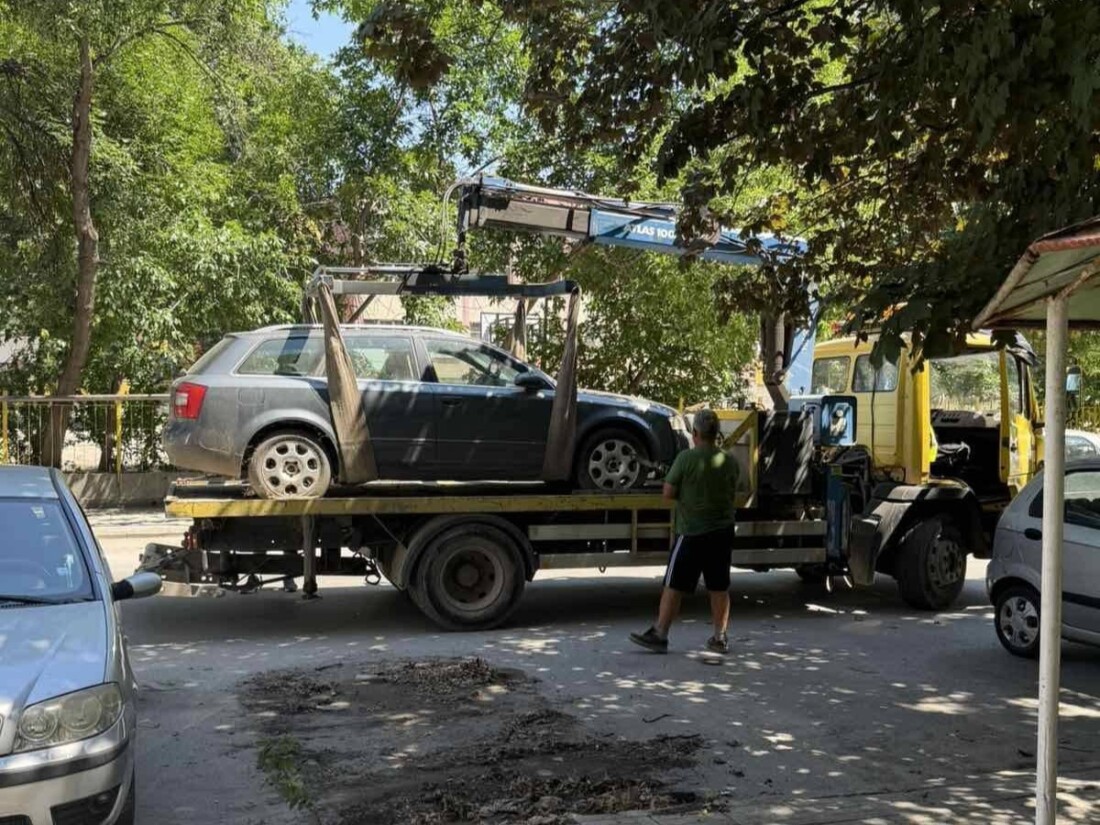 Акция по премахване на излезли от употреба автомобили в „Източен“ (СНИМКИ)