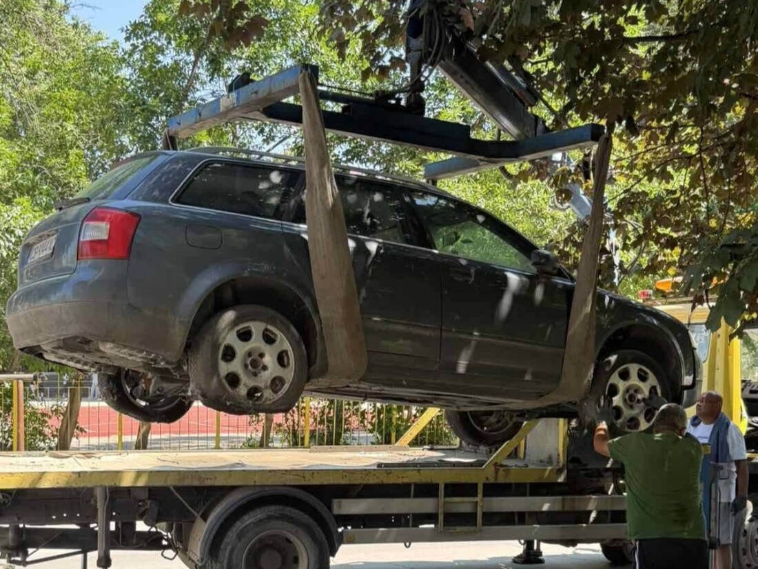 Акция по премахване на излезли от употреба автомобили в "Източен" (СНИМКИ) 2 Акция по премахване на излезли от употреба автомобили в "Източен" (СНИМКИ)