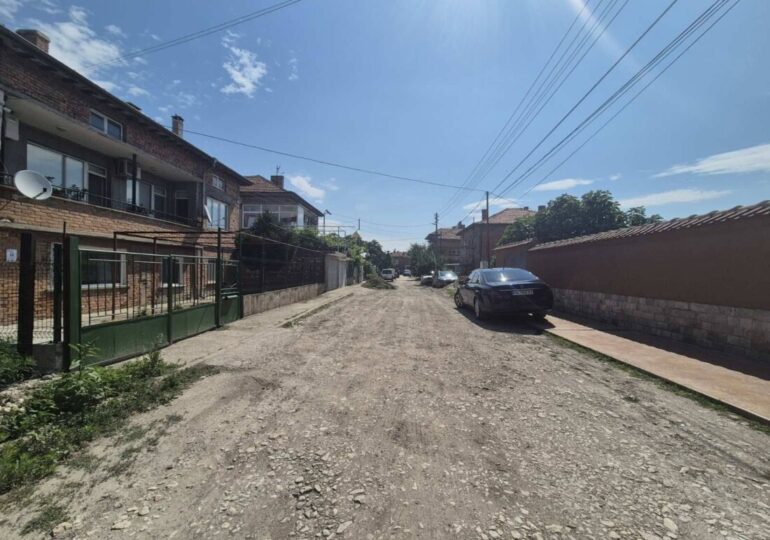 Пълна промяна: Асфалтират улица в Крумово (СНИМКИ)
