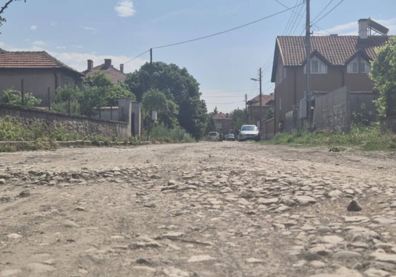 Пълна промяна: Асфалтират улица в Крумово (СНИМКИ)