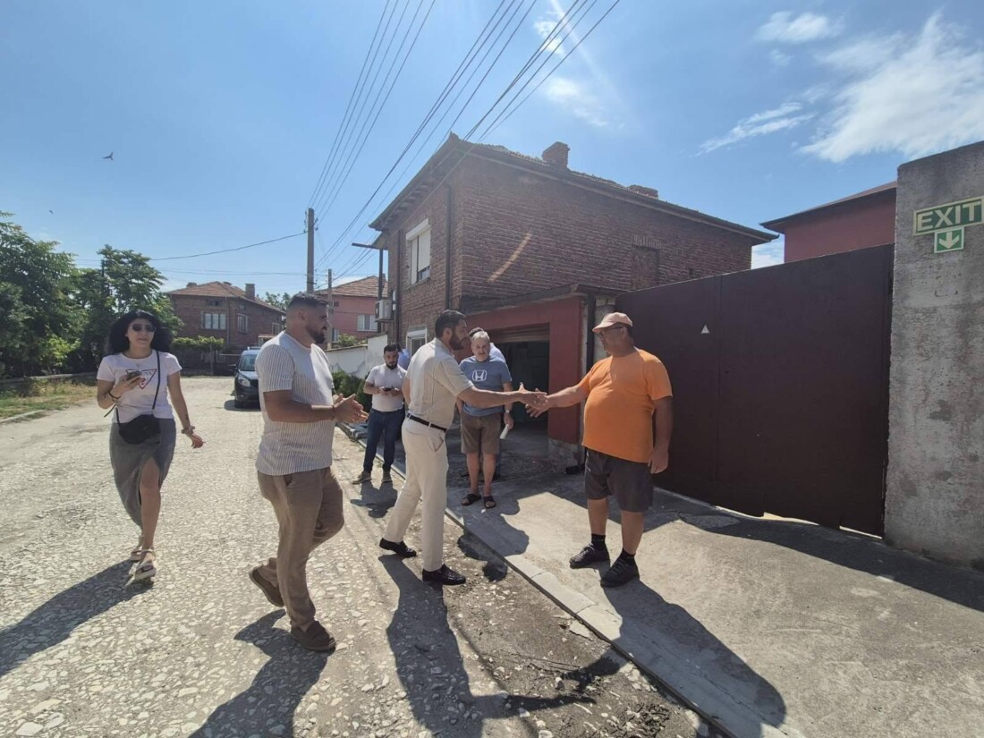 Пълна промяна: Асфалтират улица в Крумово (СНИМКИ)