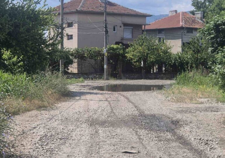 Пълна промяна: Асфалтират улица в Крумово (СНИМКИ)