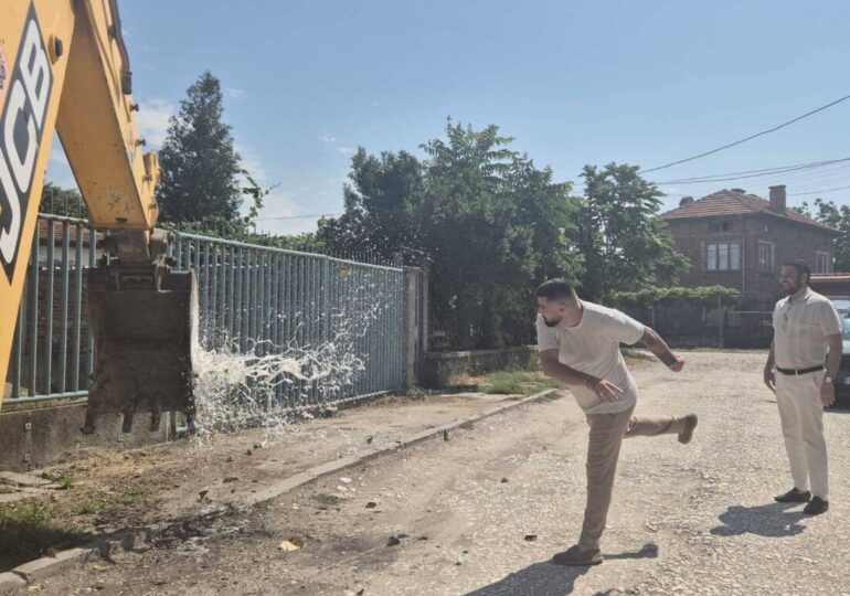 Пълна промяна: Асфалтират улица в Крумово (СНИМКИ)