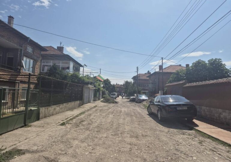 Пълна промяна: Асфалтират улица в Крумово (СНИМКИ)