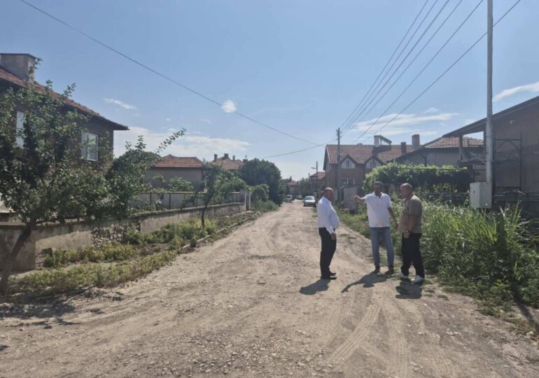 Пълна промяна: Асфалтират улица в Крумово (СНИМКИ)