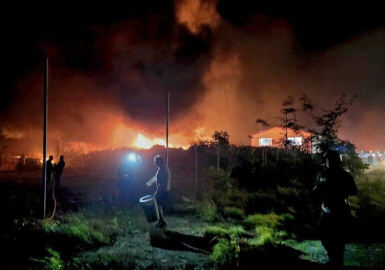 Голям пожар в близост до бивш завод в Асеновград, един от изходите на града е напълно затворен (СНИМКИ)