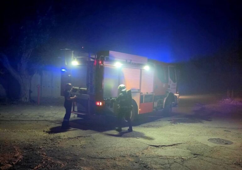 Голям пожар в близост до бивш завод в Асеновград, един от изходите на града е напълно затворен (СНИМКИ)