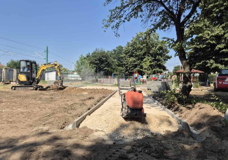 Напредва благоустройството на парка в село Кадиево (СНИМКИ)