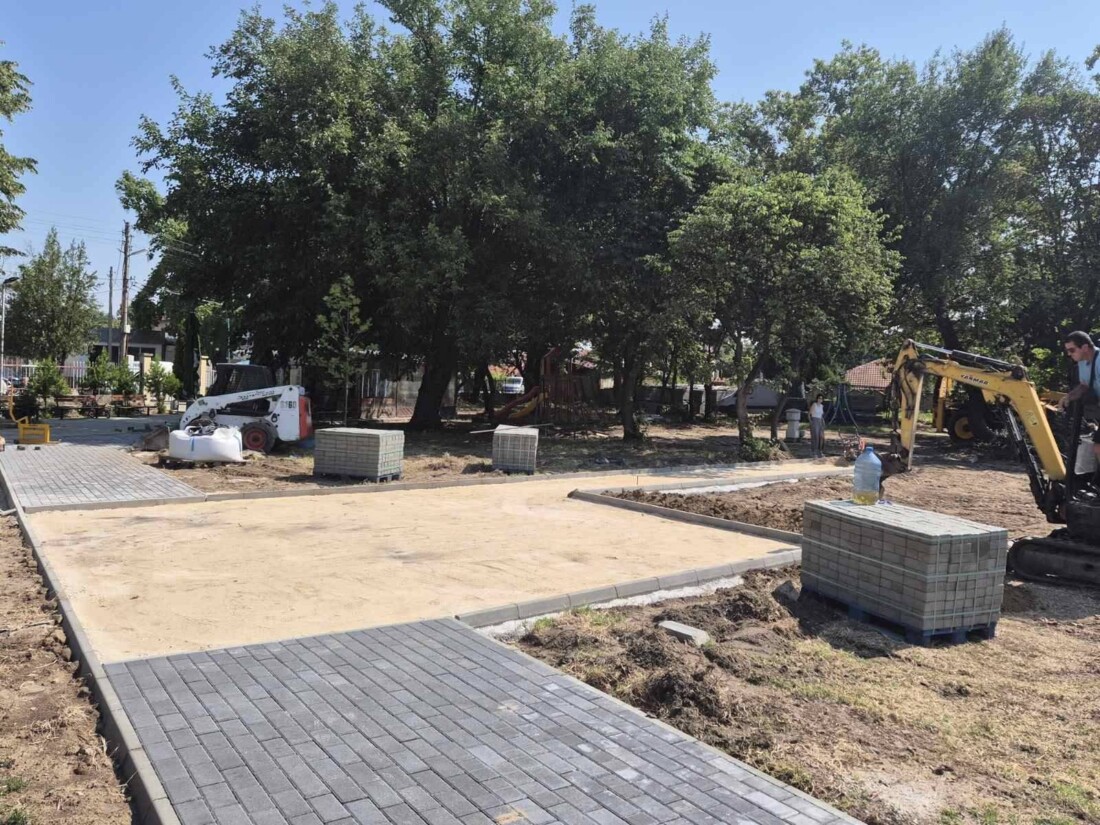 Напредва благоустройството на парка в село Кадиево (СНИМКИ)