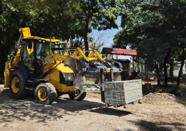 Напредва благоустройството на парка в село Кадиево (СНИМКИ)