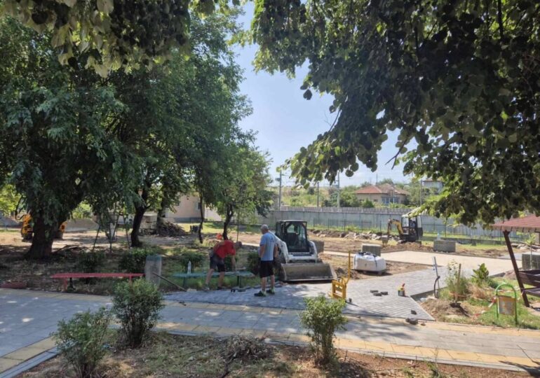 Напредва благоустройството на парка в село Кадиево (СНИМКИ)