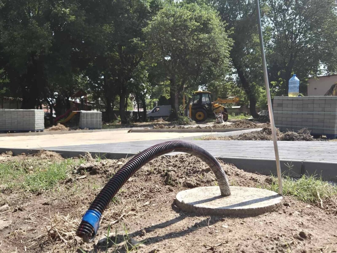 Напредва благоустройството на парка в село Кадиево (СНИМКИ)