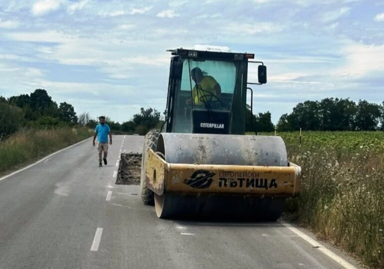Шофьорите да бъдат внимателни: Започна ремонтът по част от пътя Първомай – Бяла река (СНИМКИ)