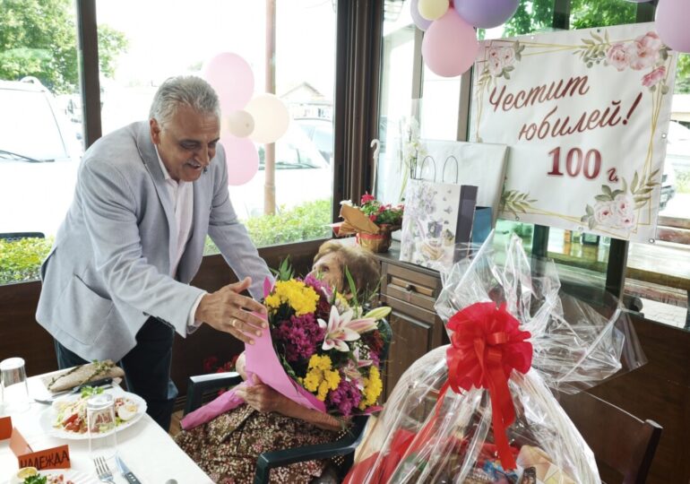Баба Жана от Граф Игнатиево отпразнува 100-годишен юбилей (СНИМКИ)
