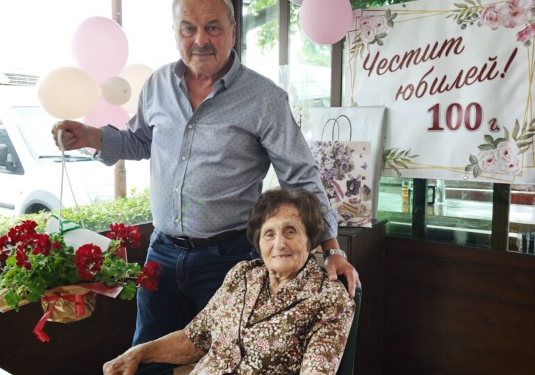 Баба Жана от Граф Игнатиево отпразнува 100-годишен юбилей (СНИМКИ)