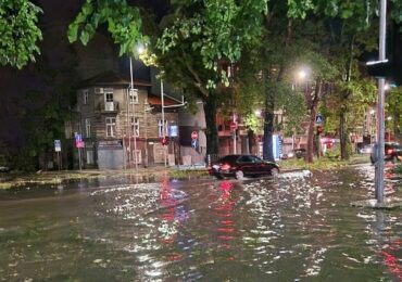 Продължава отстраняването на последиците след снощната буря в Пловдив (СНИМКИ)